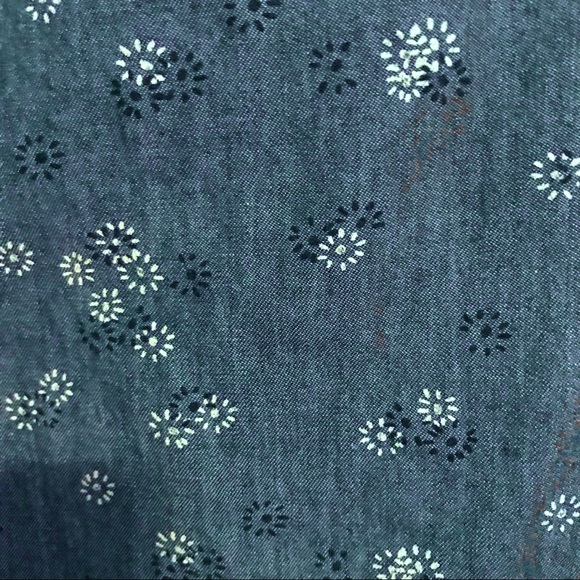 Blue chambray floral print “The Classic Shirt” 3/4 sleeve button down shirt - Picture 4 of 4